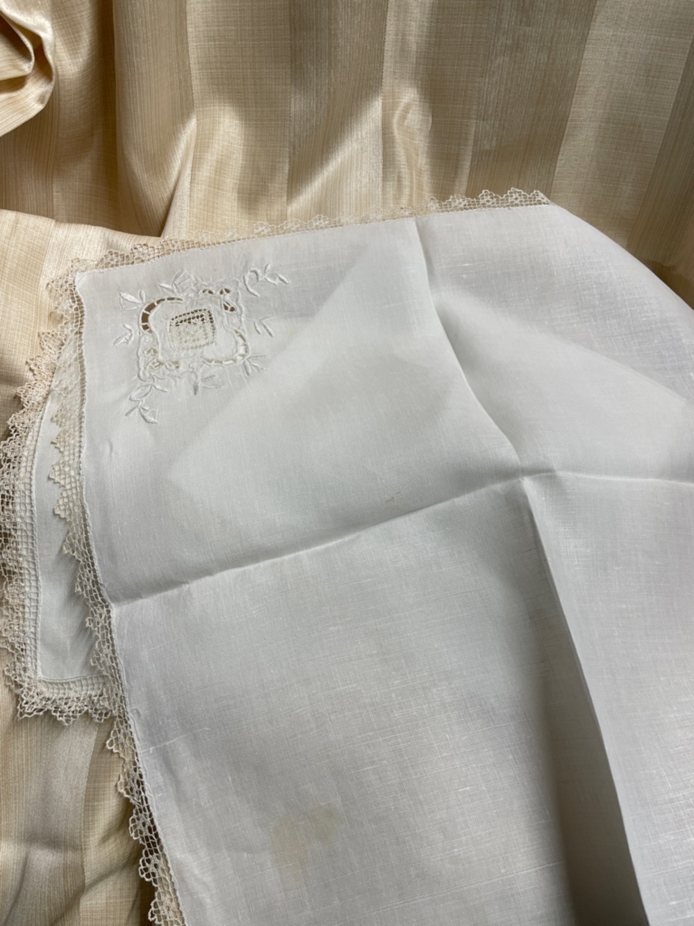 Vintage White Embroidered Linen Napkins with Solid Brass Napkin Rings - Picture 5 of 6